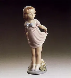 Lladro - Girl Bowing