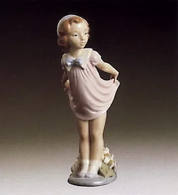 Girl Bowing by Lladro — Porcelain Figurine