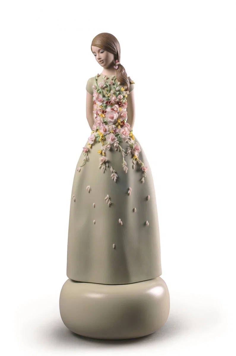 Haute Allure Sweet Elegance Woman by Lladro