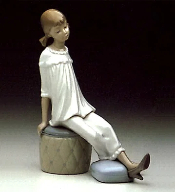 Girl with Mothers Shoe 1969-85 by Lladro — Porcelain Figurine