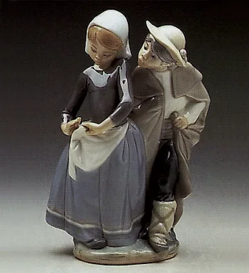 Little Couple Kissing 1972-89 by Lladro — Porcelain Figurine