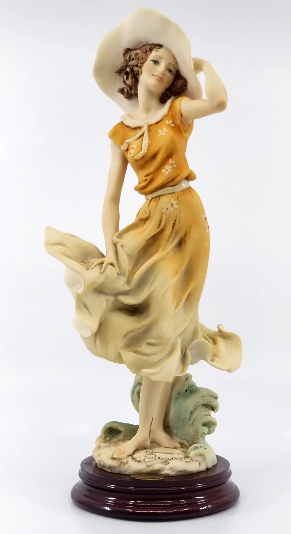 April 1997 Figurine Of The Year by Giuseppe Armani — Sculpture
