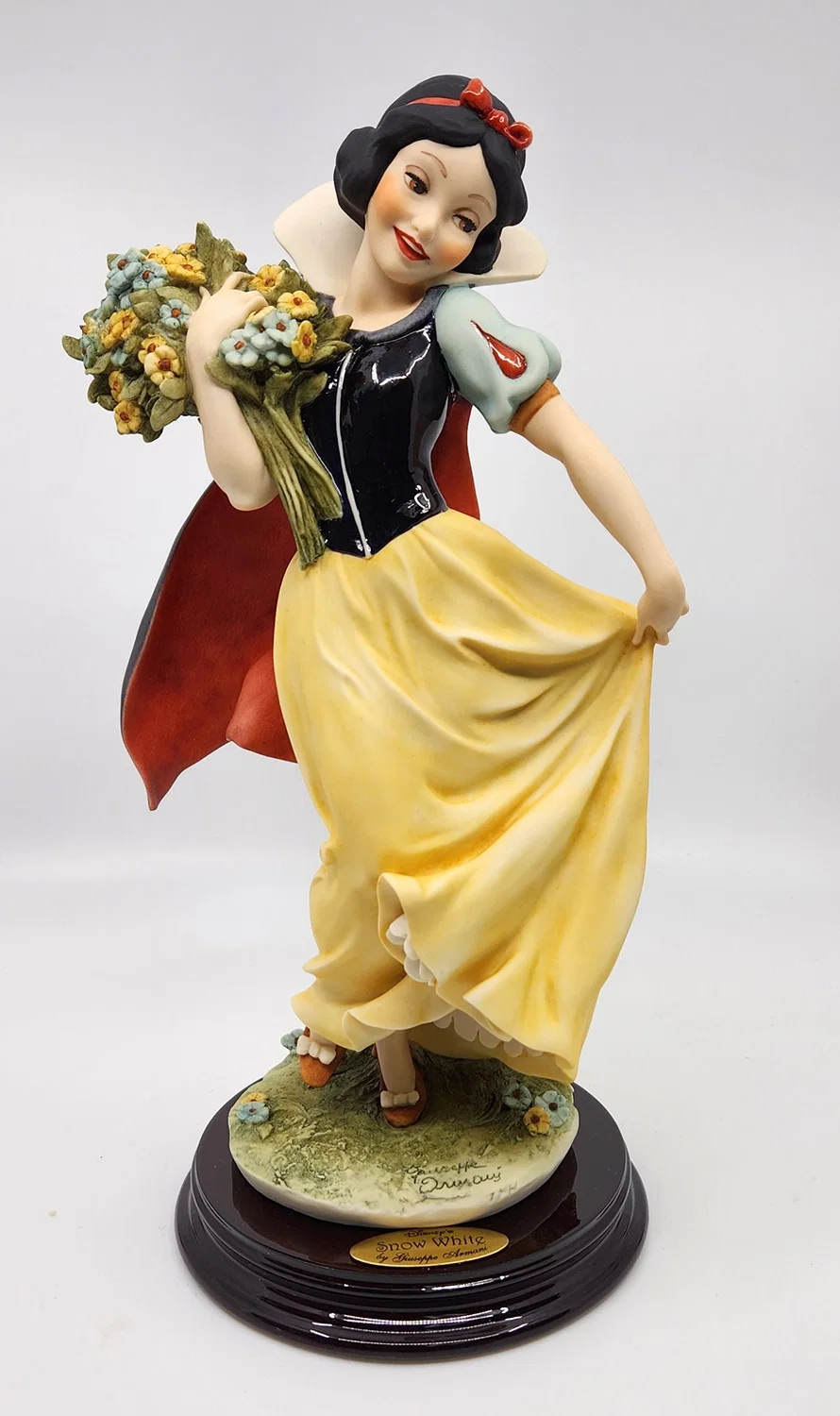 Snow White And Flowers by Giuseppe Armani — Sculpture
