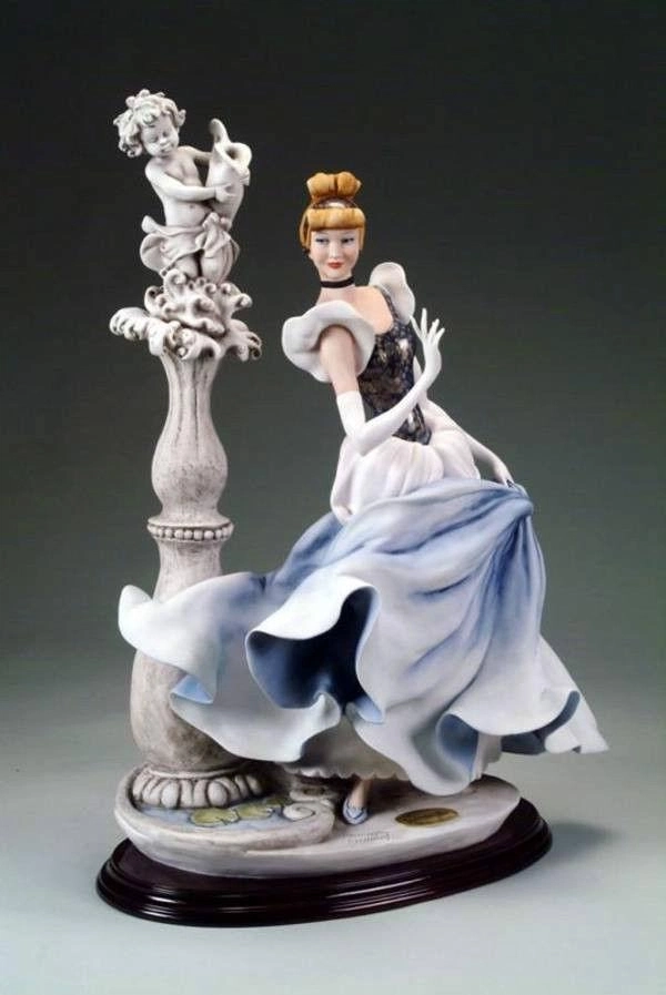 Giuseppe Armani sculpture showcasing Italian figurine craftsmanship and collector appeal