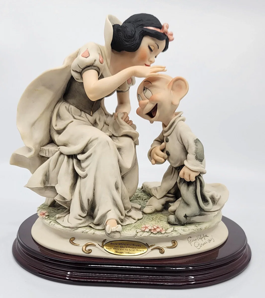 Snow White Kissing Dopey by Giuseppe Armani — Sculpture