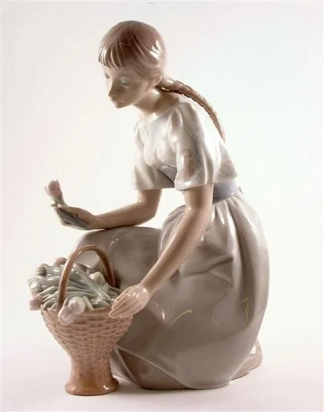 Girl with Tulips 1970-78 by Lladro — Porcelain Figurine