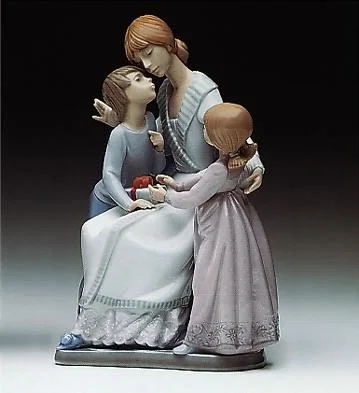 Mothers Day 1989-98 by Lladro — Porcelain Figurine