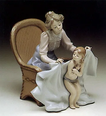Mommy It's Cold 1990-93 by Lladro — Porcelain Figurine