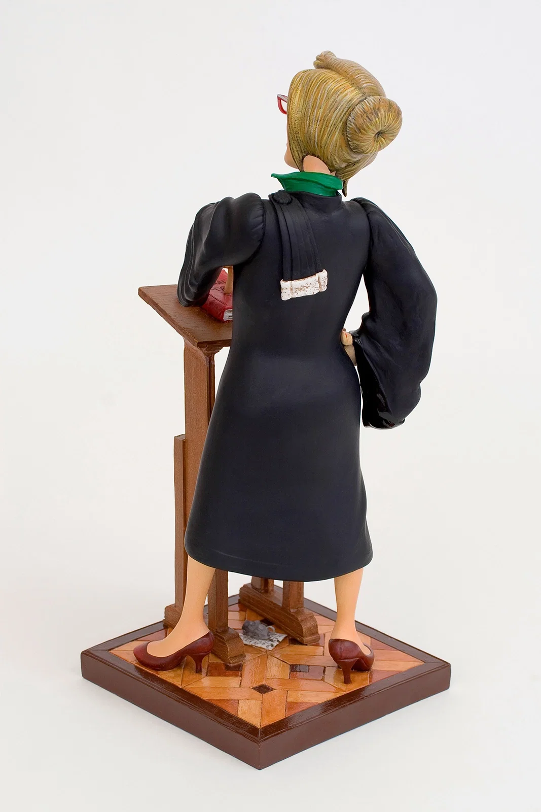 Lady Lawyer 1/2 scale by Guillermo Forchino | Limited Edition