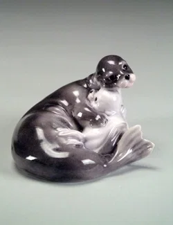 SEAL WITH BABY by Giuseppe Armani — Sculpture