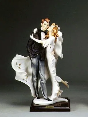 The Kiss L/e 7500 Open Box by Giuseppe Armani — Sculpture